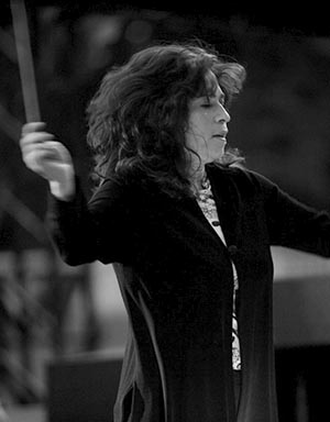 Découvrez la biographie de la cheffe d'orchestre Mélanie Levy-Thiebaut